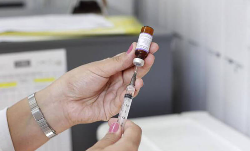 Suspensão de testes da vacina de Oxford contra COVID-19 não é um retrocesso, diz Londres