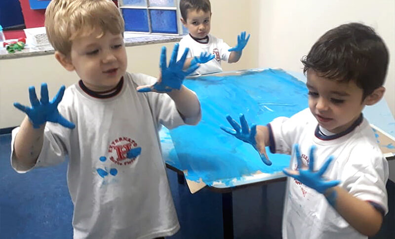 Infantil – Pintura com as mãos