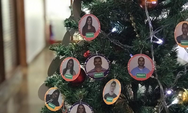 Árvore de Natal representa cada colaborador