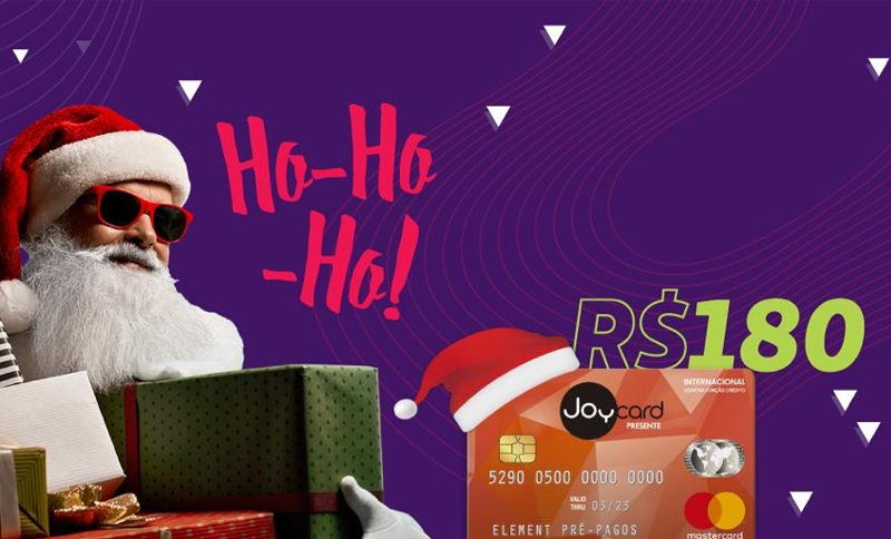 Colaboradores recebem cartão presente de final de ano