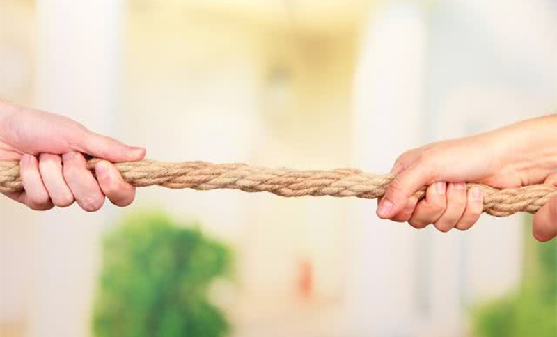 Brincadeira de cabo de guerra em almofadas