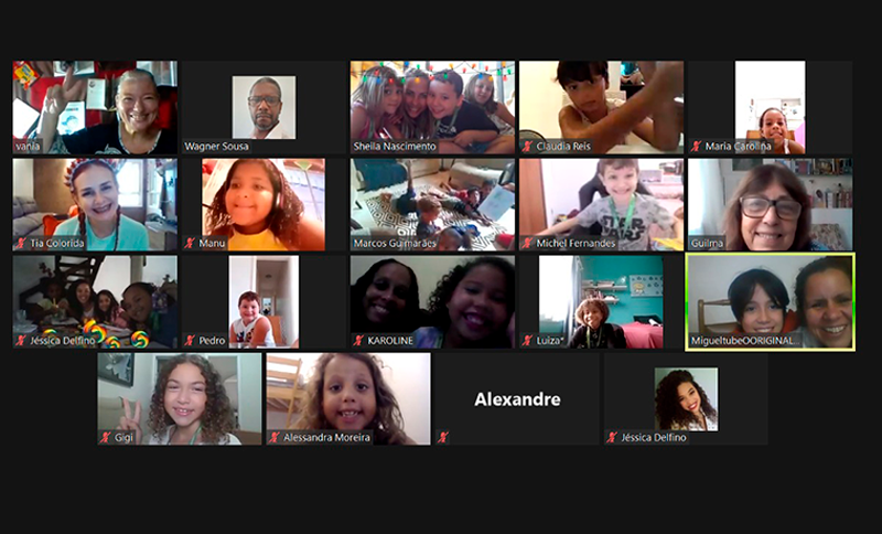 Família no Trabalho diverte crianças no home office