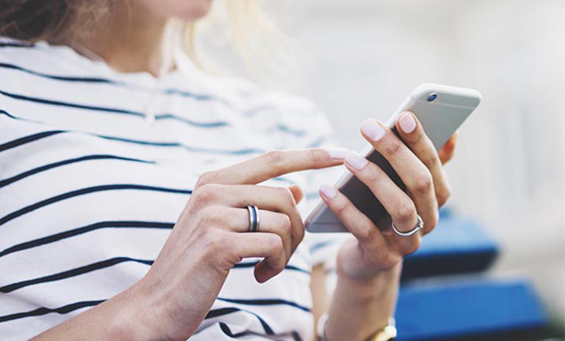 Exercícios que previnem dores na mão pelo uso de celulares