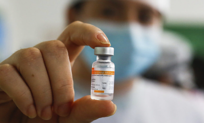 Brasil recebe novas doses da vacina da Janssen e remessa de matéria-prima para a CoronaVac