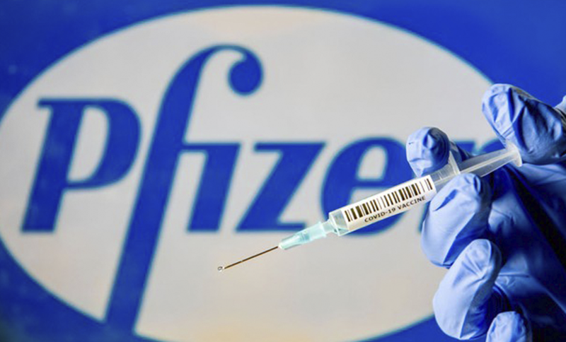 Risco de infecção pelo coronavírus cai pela metade 13 dias após 1ª dose da Pfizer
