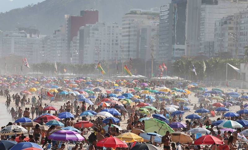 Brasil recua, mas cidade do Rio tem tendência de aumento de casos de covid-19