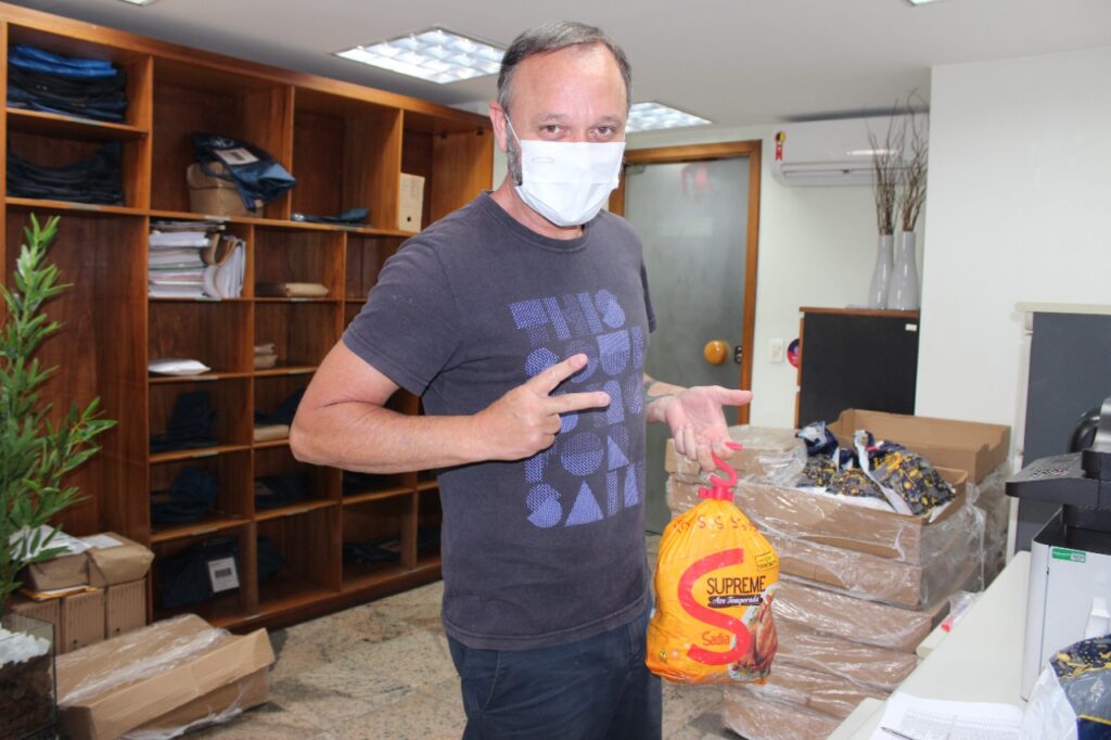 Colaboradores ganham ave de Natal