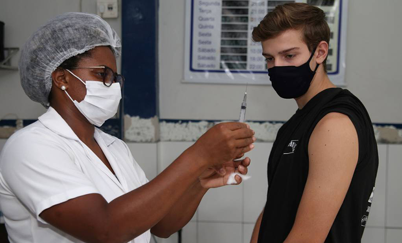 Brasil tem 86 mortes por Covid-19 em 24 horas; média móvel está em 236