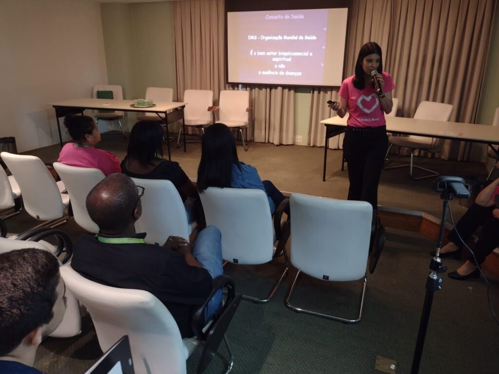 Outubro Rosa: Colaboradores assistem palestra sobre o câncer de mama 