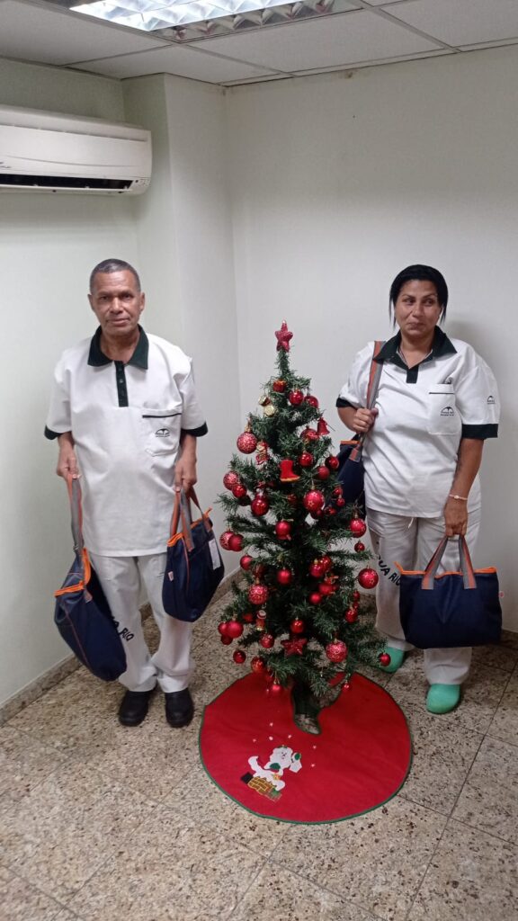 Cooperativa entrega 223 kits natalinos aos colaboradores 