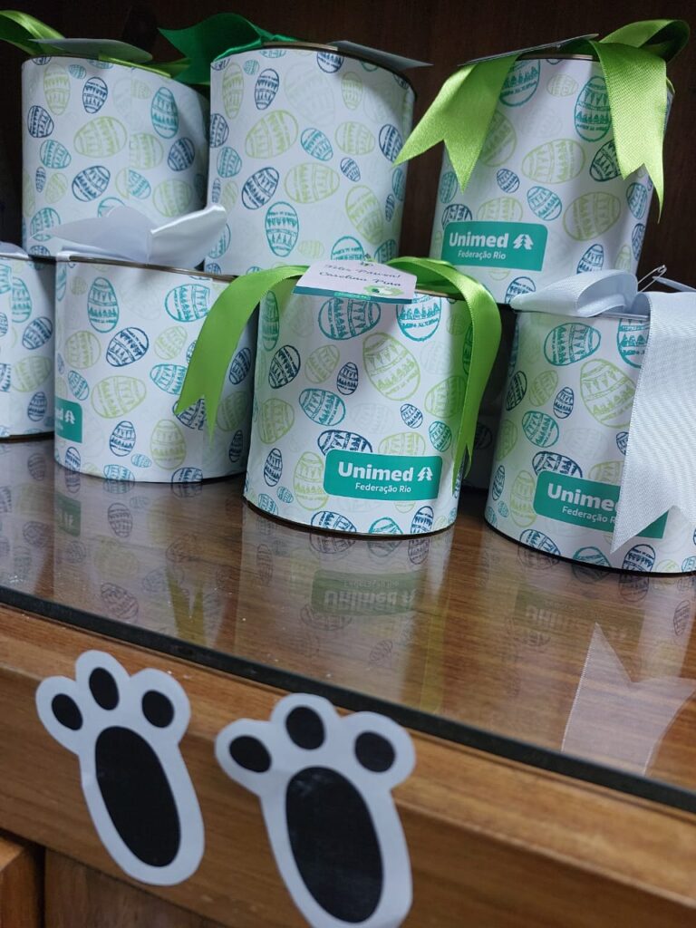 Surpresas do coelhinho: Colaboradores da Federação recebem mensagem especial e latinha com chocolate 